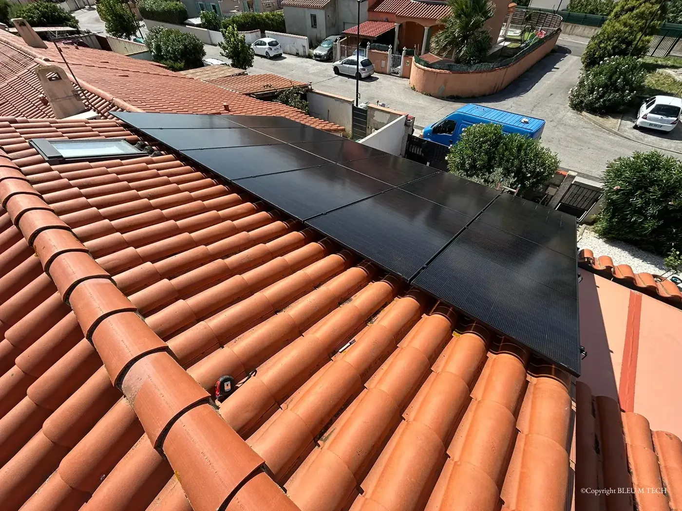 Pose intégrée à la toiture, vue sur le quartier