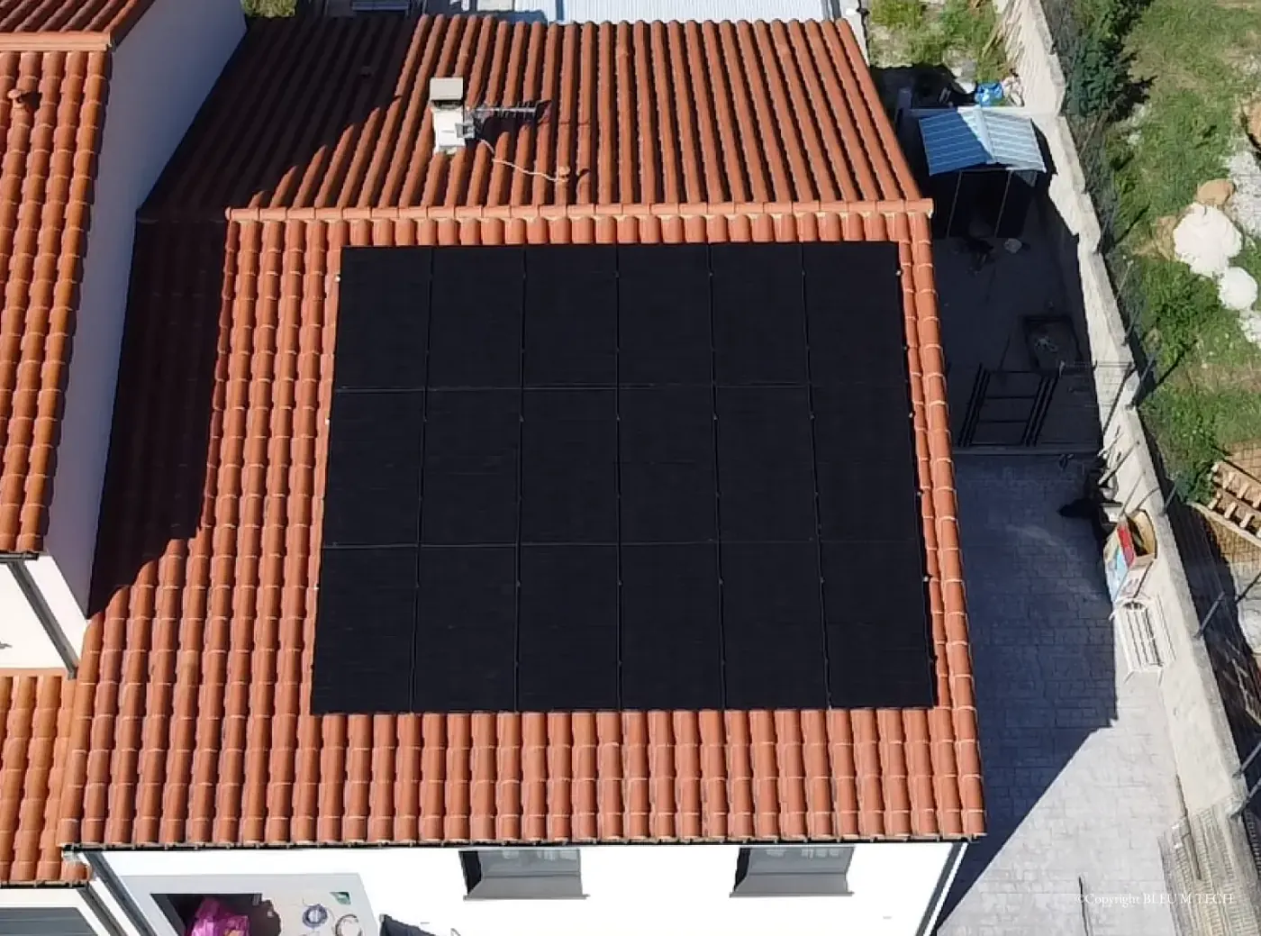 Vue aérienne d'une installation 24 panneaux